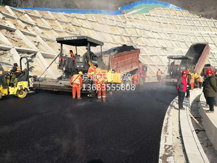 阜石路与石龙路立交桥沥青路面施工