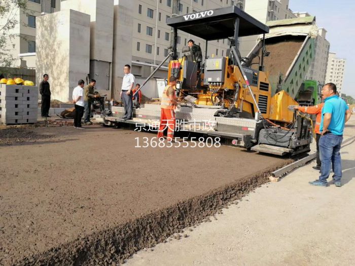 房山阎村二灰摊铺中
